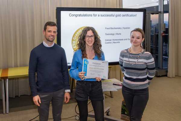 Gloria Sancho Andres accepts the gold certificate for the Neurohr lab.